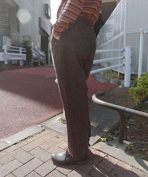 52 カーキ